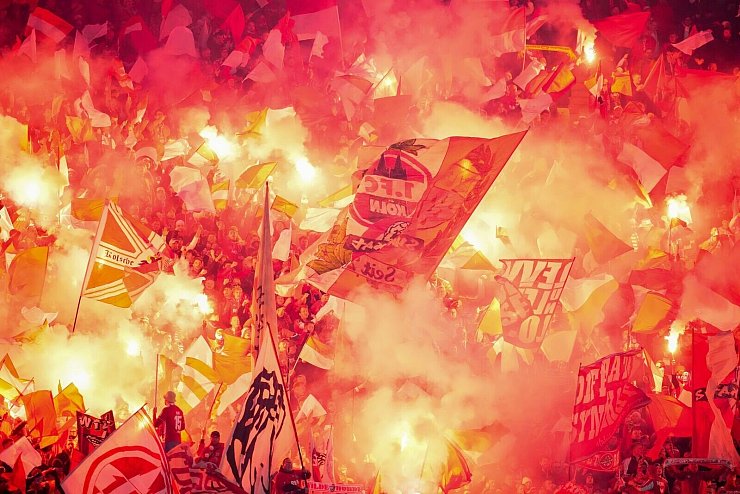 Die Fans des FC hatten in Berlin einigen Grund zu Feiern. - © Soeren Stache/dpa