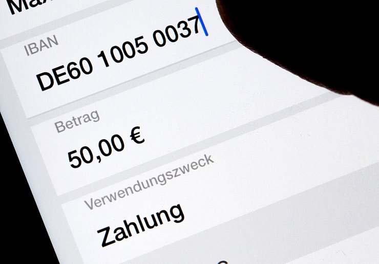Für Bankkunden gibt es mehr Sicherheit bei Überweisungen. (Symbolbild) - © Monika Skolimowska/dpa-Zentralbild/dpa