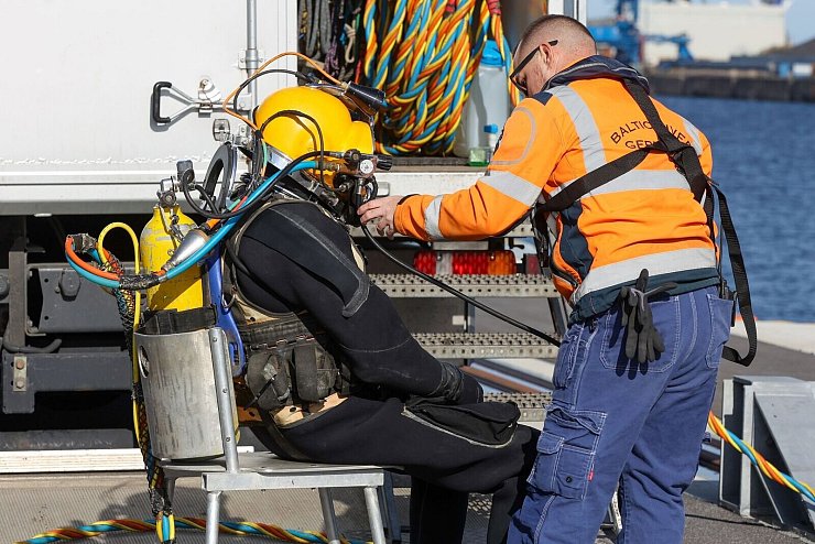 Ein Taucher machte sich im Rostocker Hafen startklar, um den Rumpf des nach einem Brand havarierten Öltankschiffes «Annika» zu kontrollieren. - © Bodo Marks/dpa