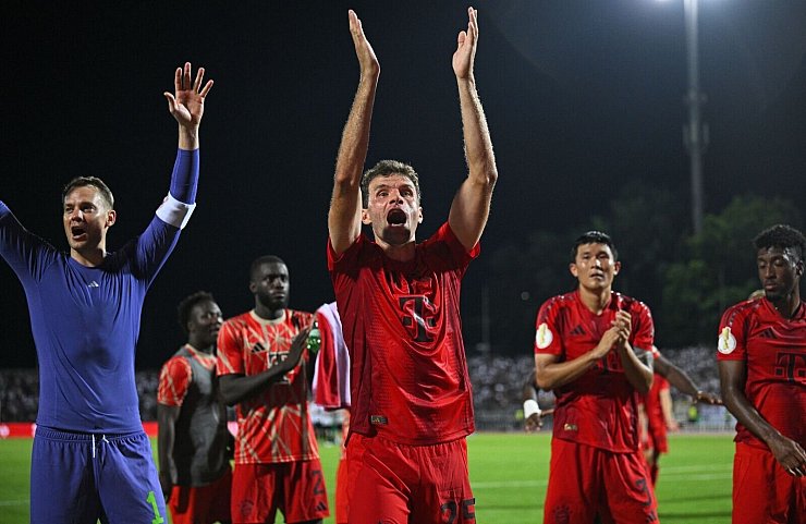 Thomas M&uuml;ller (Mitte) ist der Mann des Abends. - &copy; Tom Weller/dpa