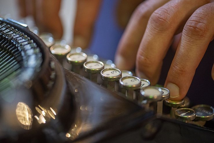 Viele der alten Schreibmaschinen sind mit schwwarzem Klavierlack überzogen - © Harald Tittel/dpa