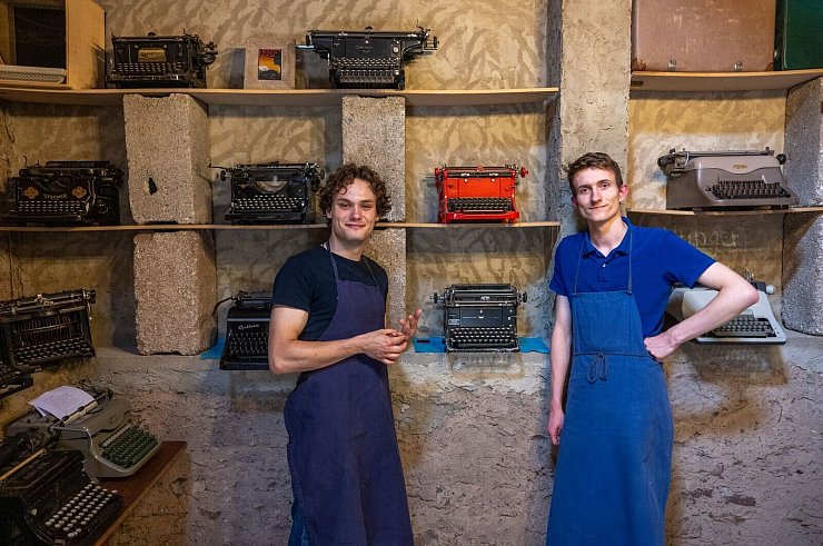 Auch ins Auslandssemester nehmen sie eine Schreibmaschine mit - © Harald Tittel/dpa