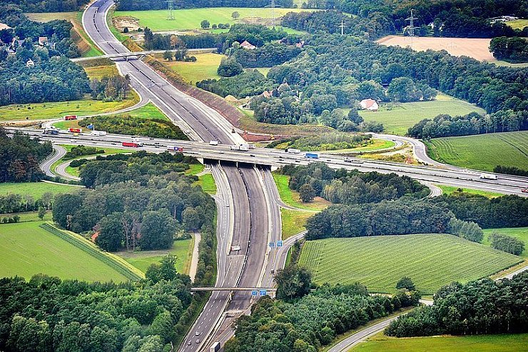 Wichtige Hauptverkehrsadern: Die A 33 zieht sich von unten nach oben in Richtung Ostwestfalendamm. Die A 2 führt von links nach rechts in Richtung Bielefelder Berg.