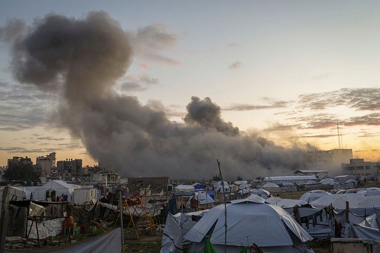 Rauch steigt nach einem israelischen Angriff auf. (Archivbild) - © Jehad Alshrafi/AP/dpa