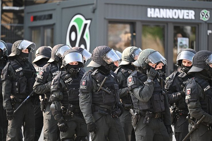 Zahlreiche Polizisten sind im Einsatz. - © Swen Pförtner/dpa