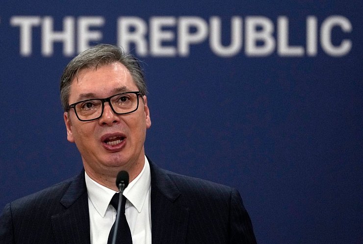 Der serbische Präsident Aleksandar Vucic (Archivbild). Die USA haben ein «beispielloses» Aufgebot von serbischer Artillerie und Panzern an der Grenze zum Kosovo ausgemacht. - © Darko Vojinovic/AP/dpa