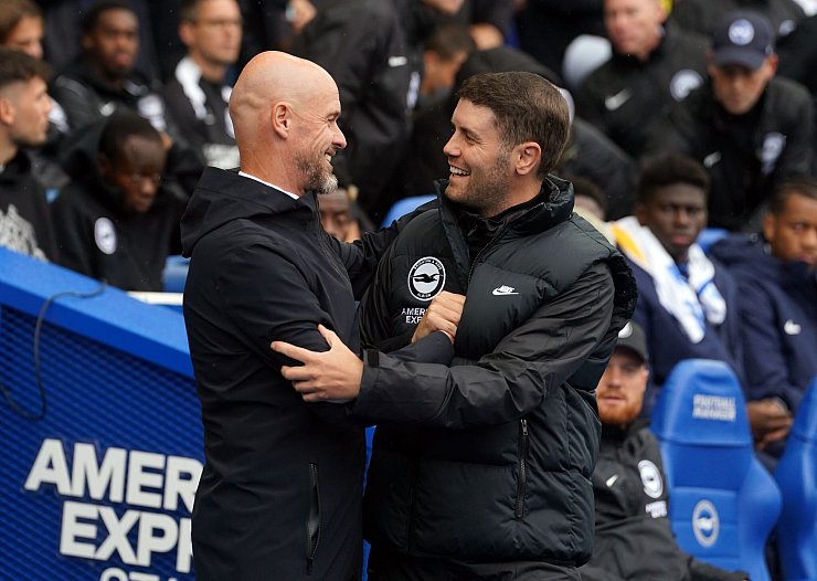 In der Premier League angekommen: Brighton-Coach Fabian Hürzeler mit Man-United-Trainer Erik ten Hag. - © Gareth Fuller/PA Wire/dpa