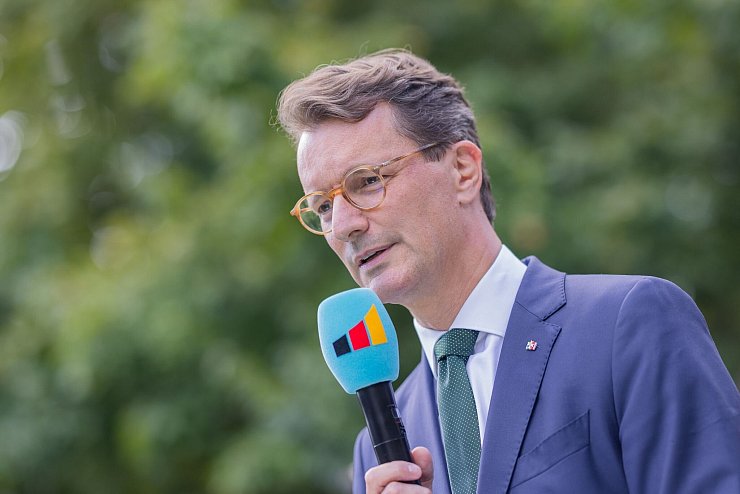 Die AfD kann politisch erfolgreich bekämpft werden, unterstreicht Nordrhein-Westfalens Ministerpräsident Hendrik Wüst. - © Rolf Vennenbernd/dpa