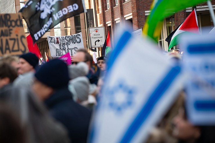 Die Demos gegen rechts wie hier in Hamburg könnten einen Einfluss auf die AfD-Niederlage bei einer Landratswahl in Thüringen gehabt haben. - © Jonas Walzberg/dpa