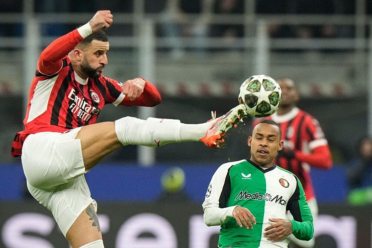 AC Mailand um Kyle Walker (l) ist gegen Feyenoord Rotterdam ausgeschieden. - © Luca Bruno/AP/dpa