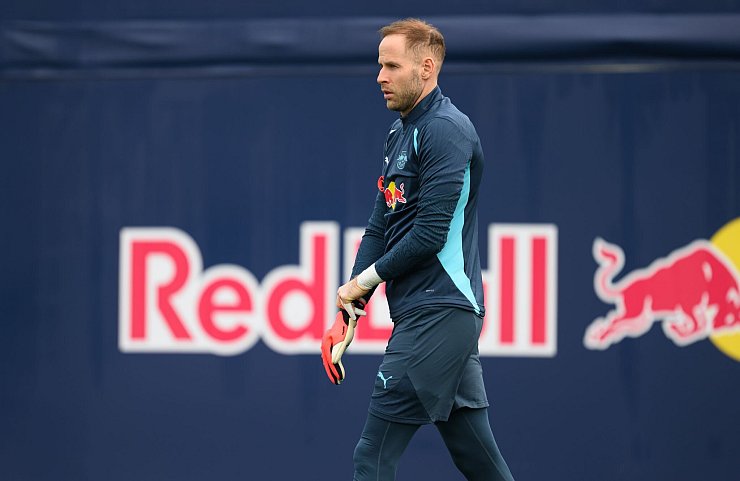 Leipzigs Torhüter Péter Gulácsi im Training auf dem Platz. Er kann in Glasgow spielen. - © Hendrik Schmidt/dpa