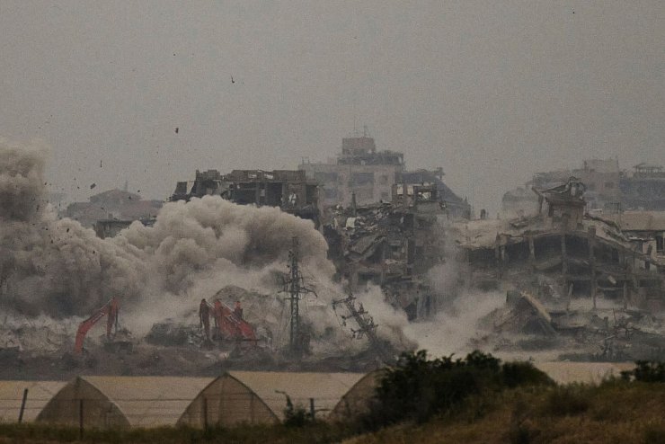 Trump nennt den weitgehend zerstörten Gazastreifen ein «wichtiges Stück Grundbesitz». (Archivbild) - © Leo Correa/AP/dpa