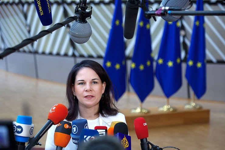 Das wird Konsequenzen haben, sagt Baerbock zu Chinas Drohnenhilfe für Russland. - © Omar Havana/AP/dpa