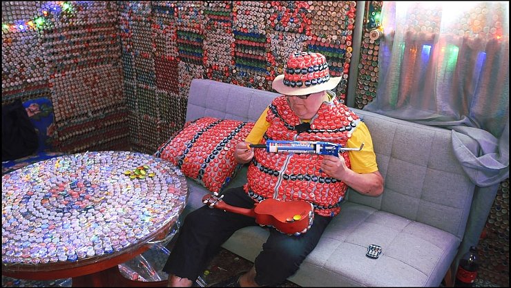 Das Sammel- und Klebeprojekt begann vor rund 15 Jahren. - © Jörn Hüneke/dpa