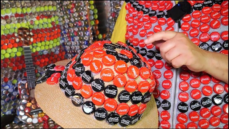 Kronkorken finden sich sogar an der Kleidung des Frührentners. - © Jörn Hüneke/dpa