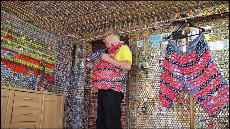 Auf Instagram will er als «Kronkorken Frank» auch Aufmerksamkeit auf das Thema Angehörigenpflege ziehen. - © Jörn Hüneke/dpa