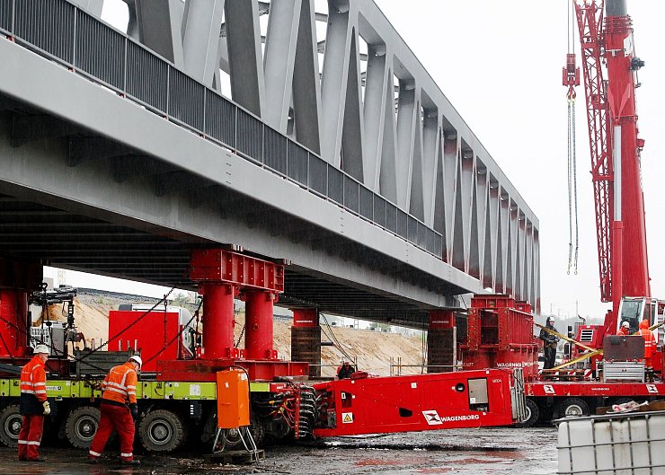 Die 1.000-Tonnen-Brücke über die Lippe wird eingepasst. - © Roland Weihrauch/dpa