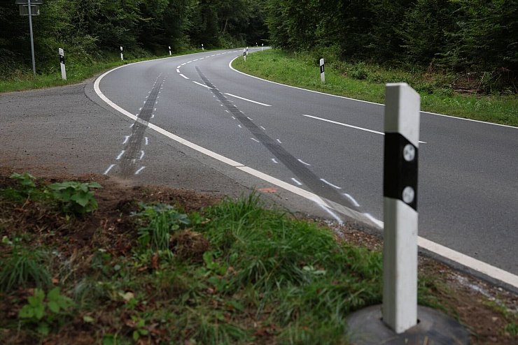 Das Fahrzeug kam in der Nähe von Reinhardshagen von der Fahrbahn ab und prallte gegen mehrere Bäume, wie das Polizeipräsidium Nordhessen am Morgen mitteilte. - © Stefan Rampfel/dpa