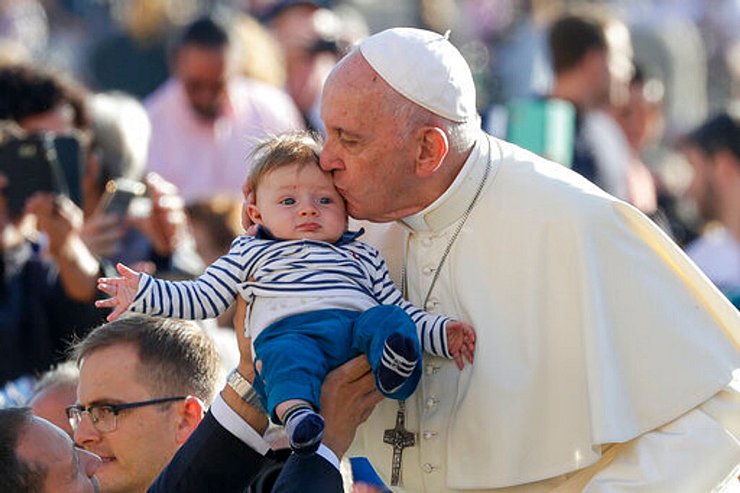 Franziskus galt als sehr volksnaher Papst. (Archivbild) - © Andrew Medichini/AP/dpa