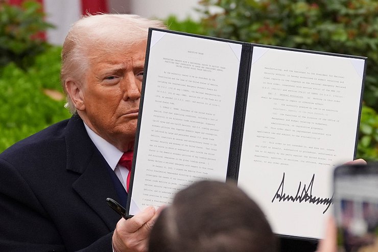 Trumps Zollpläne sind umfassend und vielschichtig. - © Evan Vucci/AP/dpa