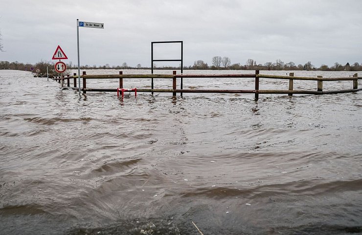 Die Hochwasser-Lage bleibt vorerst angespannt. - © dpa