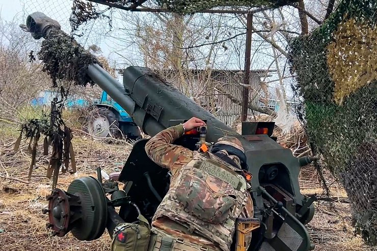 Russische Artillerie im Einsatz. (Archivbild) - © Uncredited/Russian Defense MInistry Press Service via AP/dpa