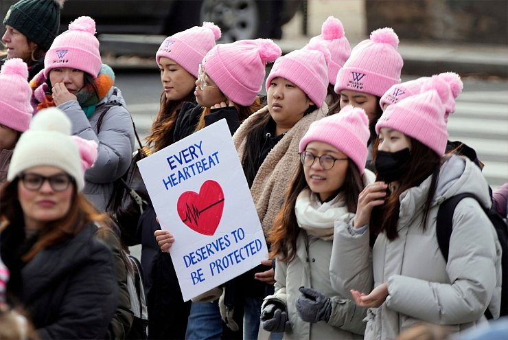 Viele junge Menschen sind nach Washington gekommen. - © Ben Curtis/AP/dpa