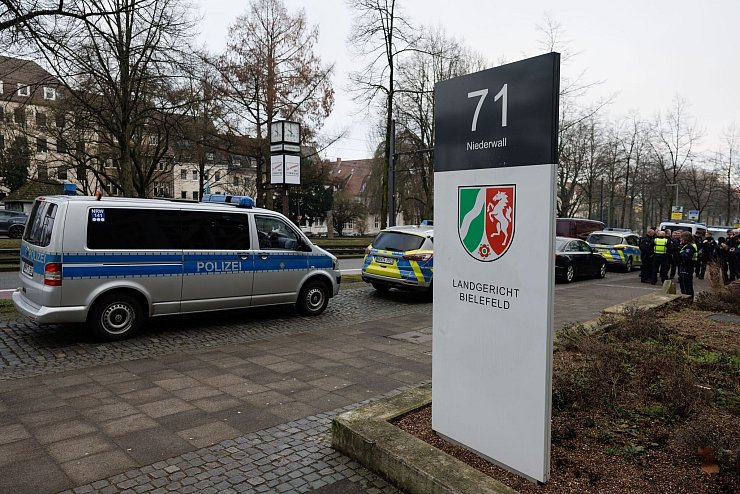 Die Polizei war mit vielen Kräften vor Ort. - © Friso Gentsch/dpa