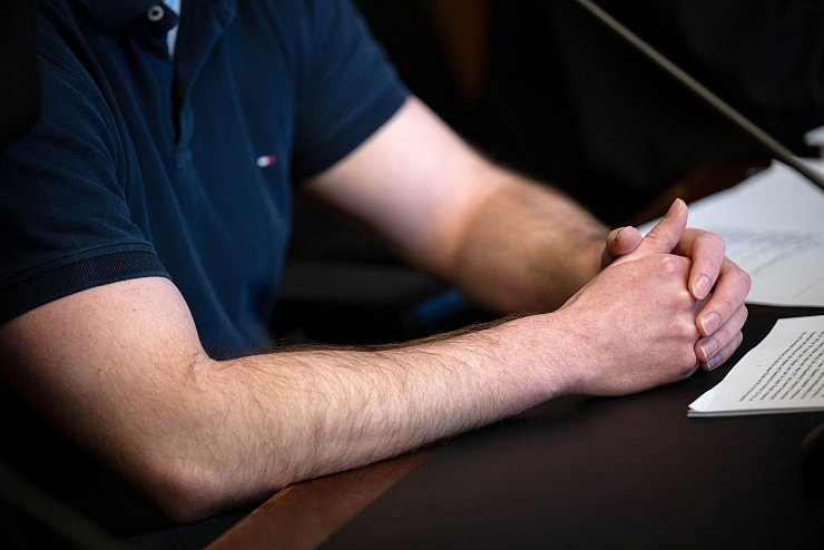 Eine Entschuldigung kommt dem Mann nicht über die Lippen. - © Sina Schuldt/dpa