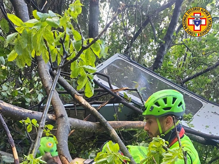 Retter arbeiten an der zertrümmerten Gondel. - © Soccorso Alpino e Speleologico/Soccorso Alpino e Speleologico/AP/dpa