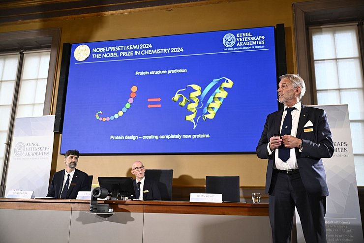 Johan Åqvist (r), Mitglied des Nobelkomitees für Chemie, erläutert die Arbeit von David Baker, Demis Hassabis und John M. Jumper, den diesjährigen Nobelpreisträgern für Chemie. - © Christine Olsson/TT News Agency/AP/dpa