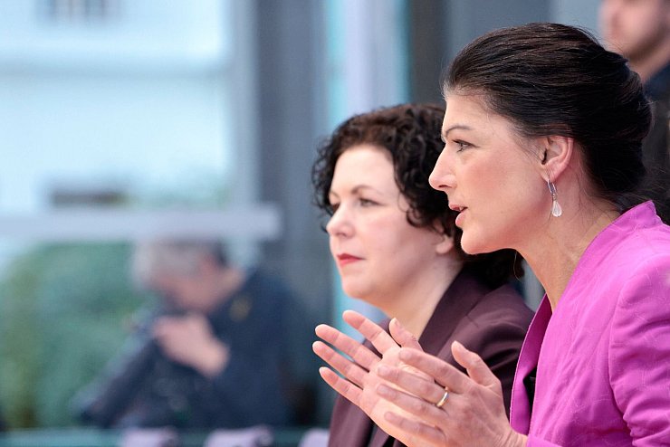 Die Partei von Sahra Wagenknecht war knapp an der Fünf-Prozent-Hürde gescheitert. - © Carsten Koall/dpa