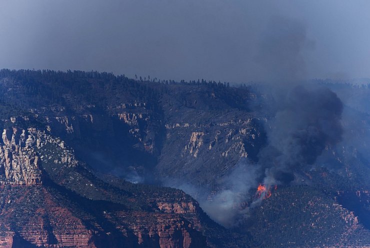 Die Flammen zeigen den Angaben zufolge «extremes Brandverhalten». - © Jon Gambrell/AP/dpa