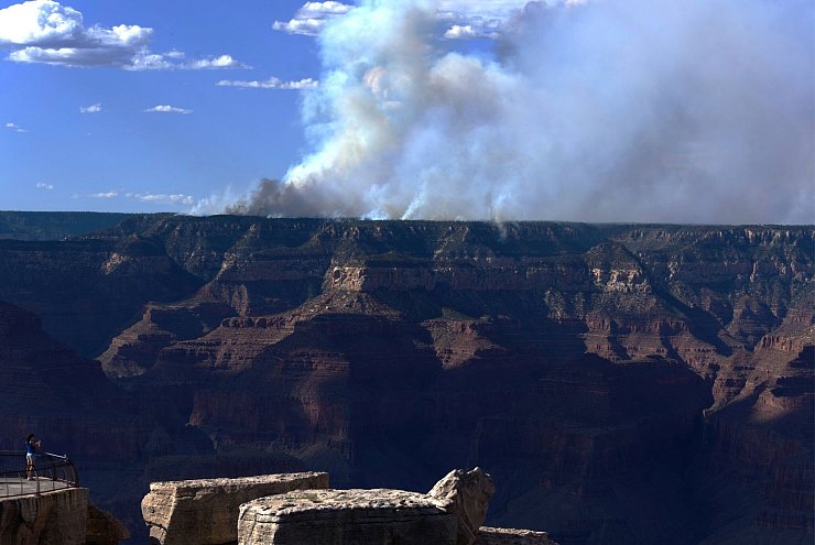 Seit Anfang Juli brennt das «Dragon Bravo Fire» bereits. - © Jon Gambrell/AP/dpa