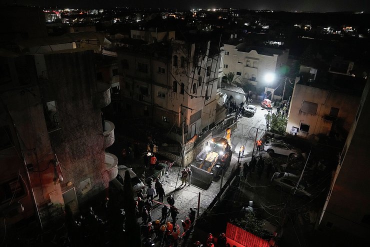 In dem überwiegend von arabischen Israelis bewohnten Ort starb eine Frau durch den Einschlag einer Hisbollah-Rakete. - © Leo Correa/AP/dpa