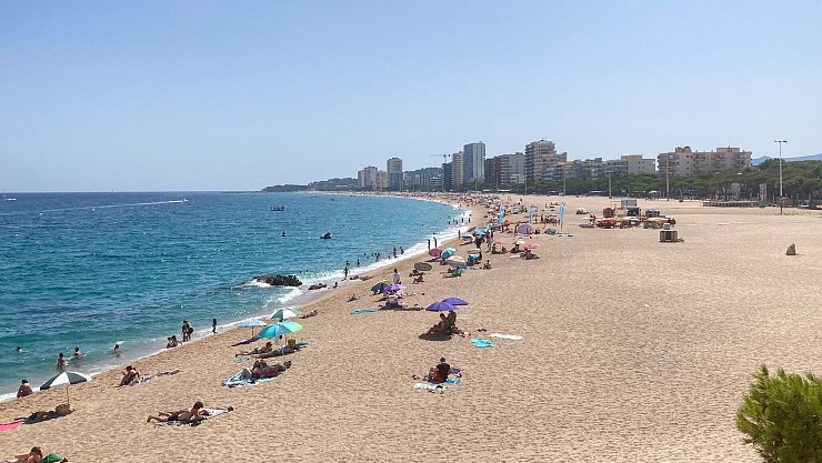 Platja d\\\'Aro ist auch bei ausländischen Touristen sehr beliebt. Hier hört man neben Spanisch und Katalanisch viel Deutsch, Französisch, Englisch und Italienisch. - © Emilio Rappold/dpa
