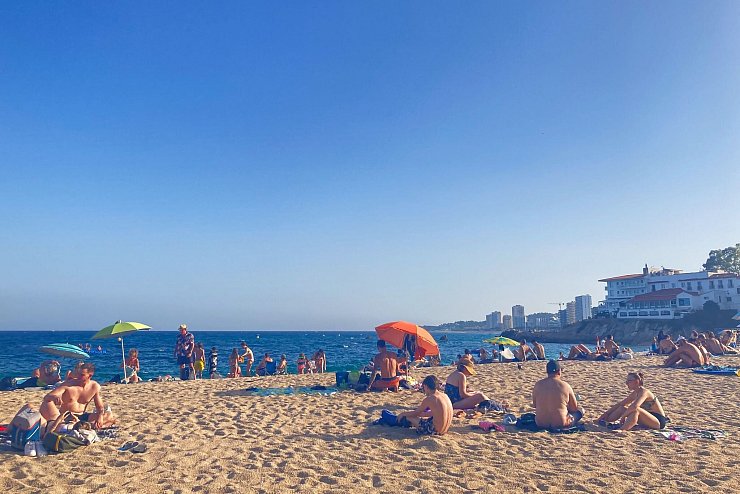Der "große Strand" in Platja d\\\'Aro ist auf den ersten Blick wirklich groß - aber vor 40 oder 50 Jahren war er viel größer. - © Emilio Rappold/dpa