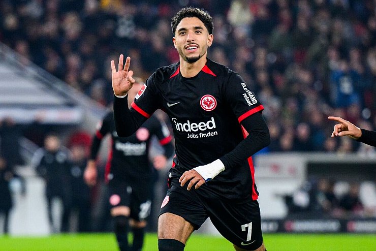 Omar Marmoush soll mindestens bis zum Sommer bei der Eintracht bleiben. - © Tom Weller/dpa