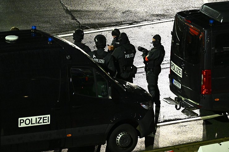 Polizisten sind am Flughafen im Einsatz. - © Jonas Walzberg/dpa