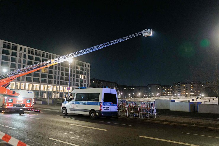 Nach dem Angriff am Freitagabend sucht die Polizei den Tatort ab. - © Carsten Koall/dpa