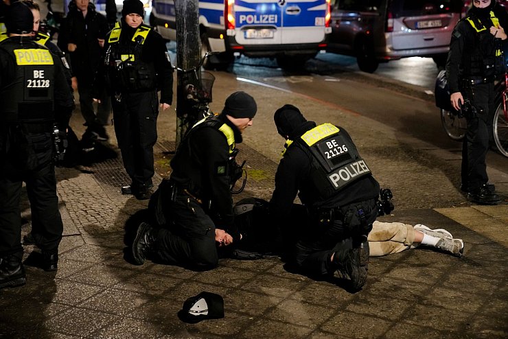 Beamte nehmen 19-jährigen Tatverdächtigen fest - ein anerkannter Flüchtling aus Syrien, der seit 2023 in Sachsen gelebt hat. - © Ebrahim Noroozi/AP/dpa