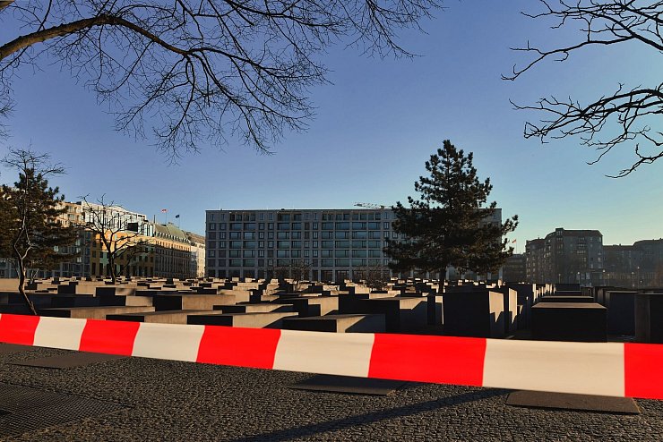 Am Samstagmorgen war der Bereich um das Holocaust-Mahnmal weiter abgesperrt. - © Paul Zinken/dpa