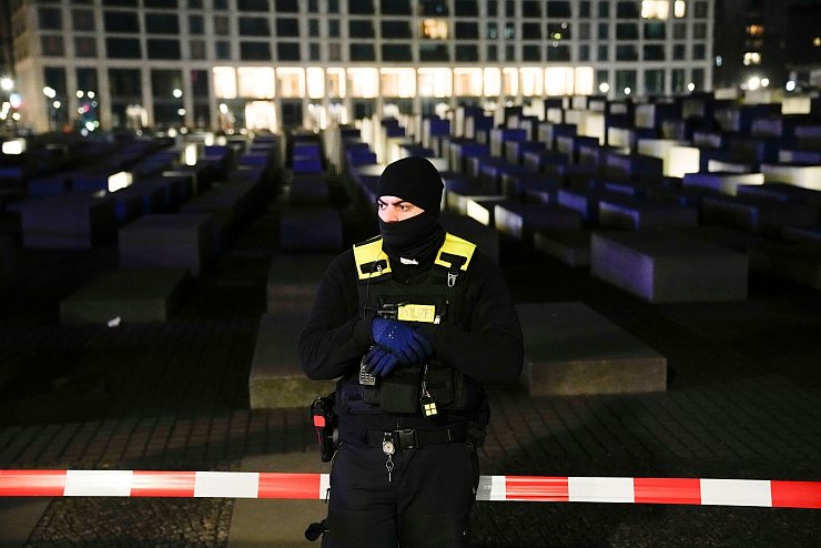 Die Polizei sichert den Tatort. - © Markus Schreiber/AP/dpa