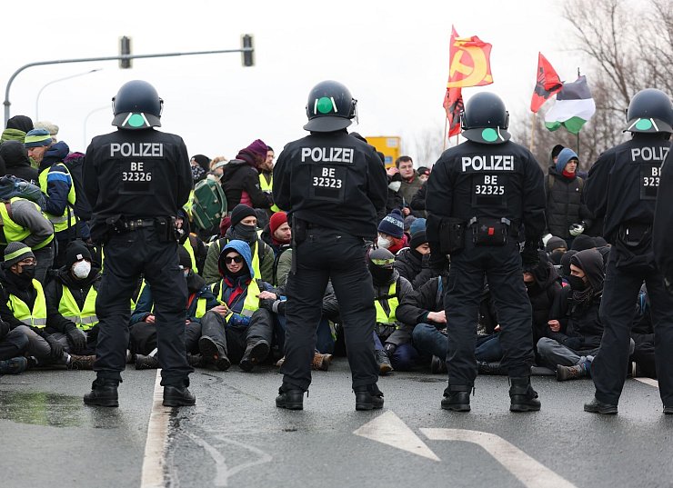 Protestierende und Polizei standen sich vielerorts direkt gegenüber. - © Jan Woitas/dpa