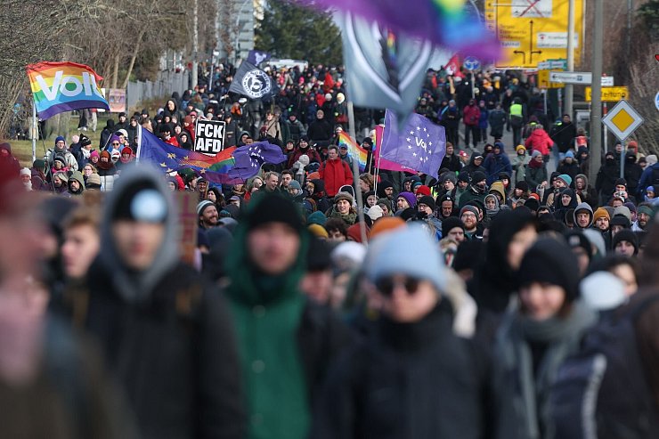 Im Rahmen der Proteste gab es auch Demonstrationszüge durch die Stadt. - © Jan Woitas/dpa