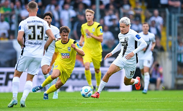 Der SSV 1846 Ulm hat den ersten Saisonsieg in der 2. Bundesliga gefeiert. - © Silas Schueller/DeFodi Images/dpa