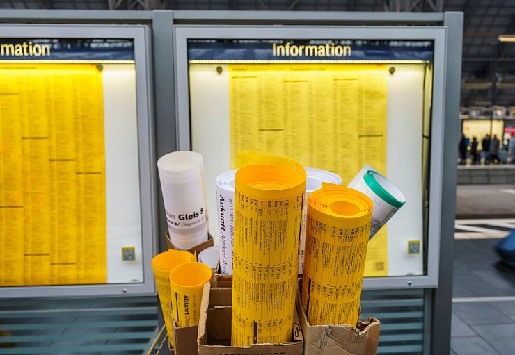 Erst sollten sie verschwinden - nun bleiben die weißen Ankunftspläne doch erstmal in den Bahnhöfen hängen. (Archivbild) - © Andreas Arnold/dpa