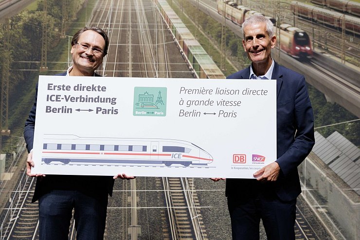 Von Berlin aus geht es über Frankfurt, Karlsruhe und Straßburg nach Paris - Michael Peterson (l) von der Deutschen Bahn und Alain Krakovitch von der französischen SNCF präsentierten die Strecke Ende September. (Archivbild) - © Carsten Koall/dpa