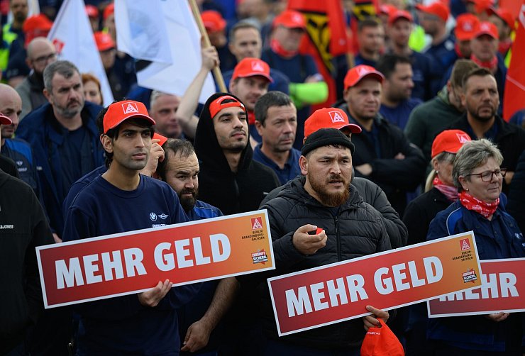 Die IG Metall startet Warnstreiks. - © Hendrik Schmidt/dpa