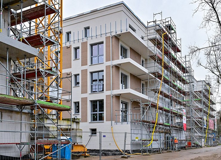 Hohe Kosten und Zinsen belasten Neubauprojekte. - © Patrick Pleul/dpa
